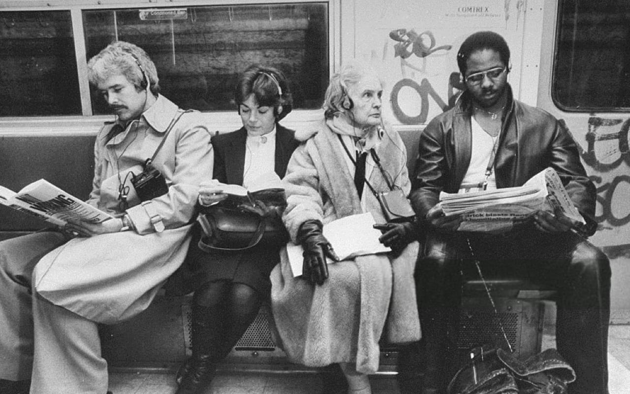 En esta foto del 'Subway' de Nueva York el 22 de marzo de 1981, podemos ver el momento exacto en que comienza el fin de la civilización como la conocíamos con la introducción del Sony Walkman. © Dick Lewis/NY Daily News via Getty Images.